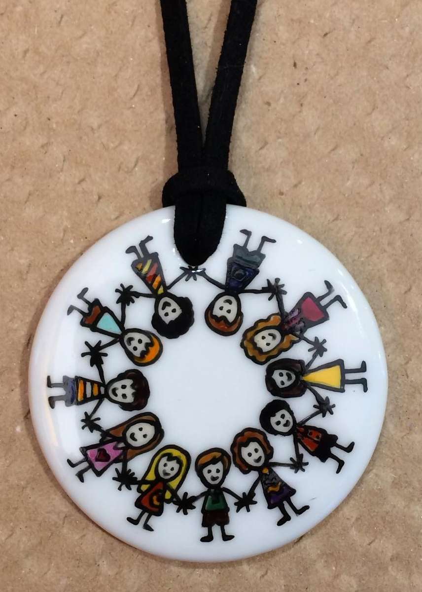 Pendentif rond en porcelaine personnalisé par une frise d'enfants